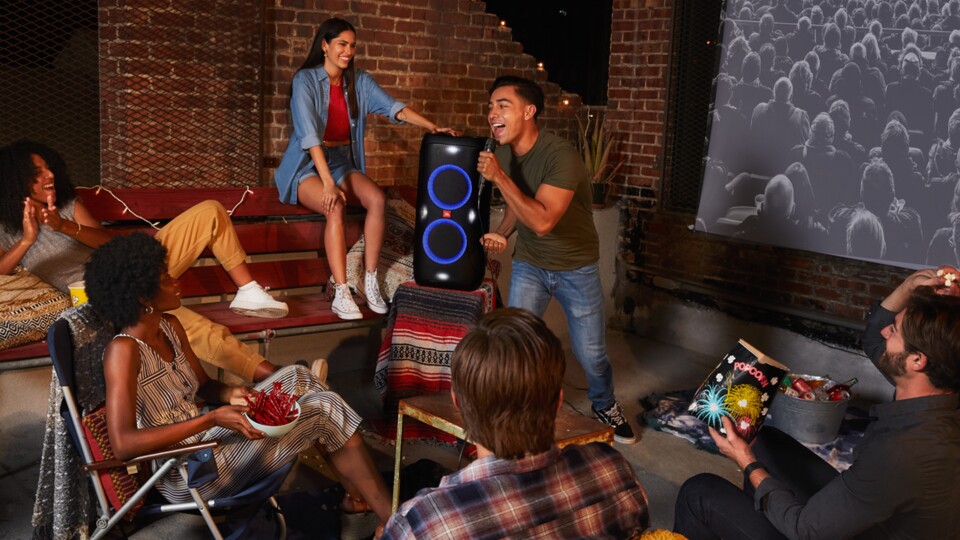 Die ganz Mutigen können mit der Partybox 310 auch Karaoke singen.