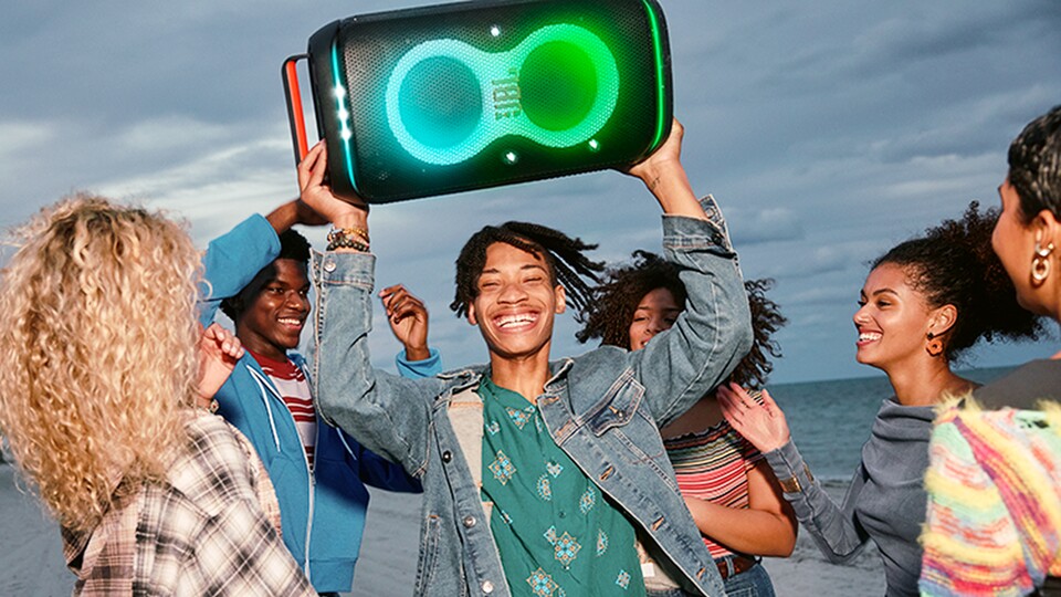 Wer die Box trotzdem per Hand schleppen will, darf sich über den Tragegriff freuen.