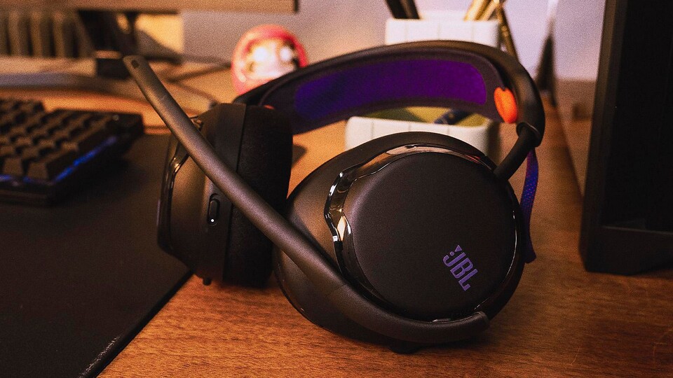 Abnehmbares Mikro und typisches JBL Design — das Quantum 650 macht sich in jedem Setup gut.