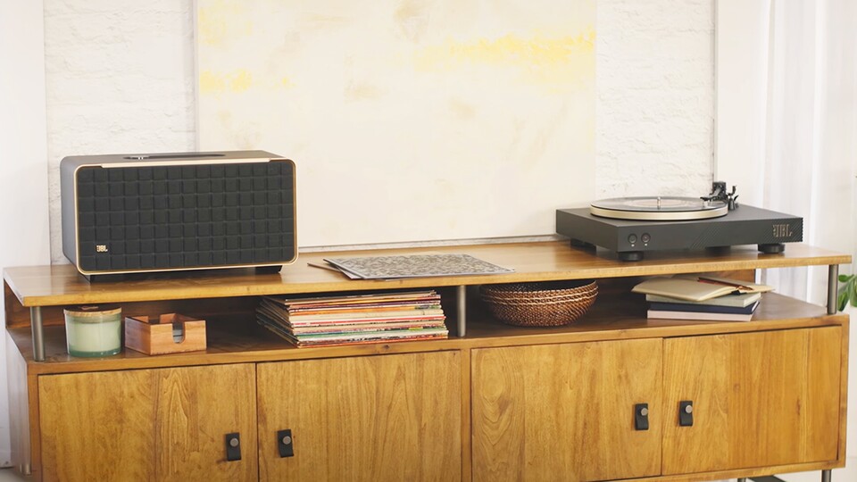 Das schicke Design in Schwarz-Gold passt nicht nur zu 70er-Möbeln, sondern auch zu den JBL Authentics-Lautsprechern