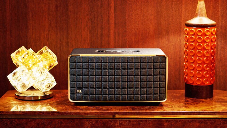 Wer noch von seinen Eltern oder Großeltern dunkel lackierte Holzmöbel findet, kann seinen JBL Authentics 500 darauf stellen.