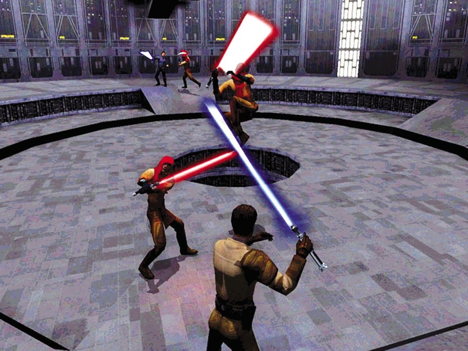 Gruppenkampf mit Laserschwertern: Im Lauf der Kampagne haben Sie öfters einen computergesteuerten Helfer an Ihrer Seite. Hier erkennen Sie ihn im Hintergrund an seinem blauen Lichtschwert.