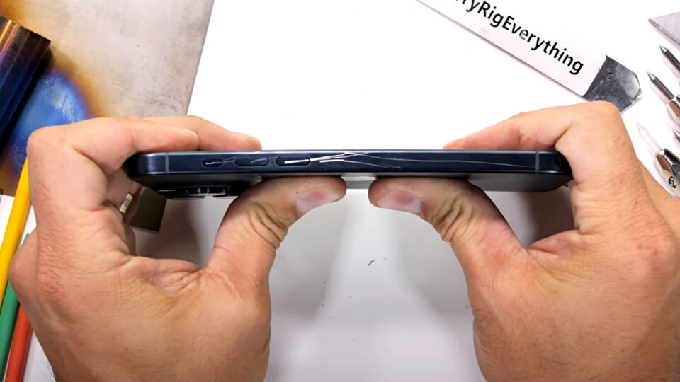 Der Biegetest des iPhone 15 Pro Max liefert leider kein gutes Ergebnis. (Bild: JerryRigEverything)