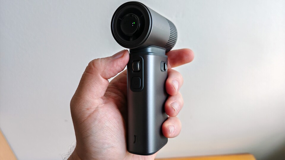 Auf dem kleinen LC-Display werden Windstufe oder Akkustand in Prozent angezeigt. (Bildquelle: Maxe S., GameStar)