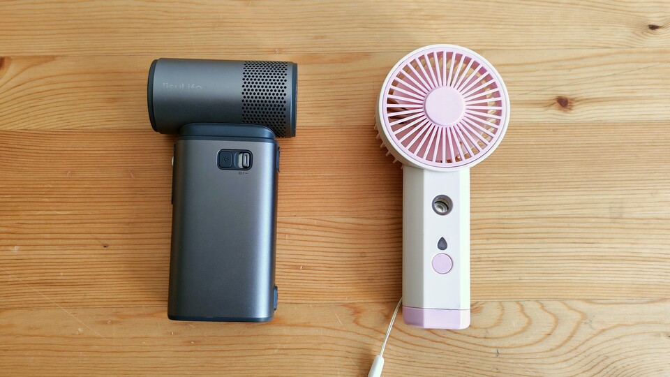 Der rosa 7-Euro-Handventilator ist sogar ein bisschen größer als der Ultra2. (Bildquelle: Maxe S., GameStar)