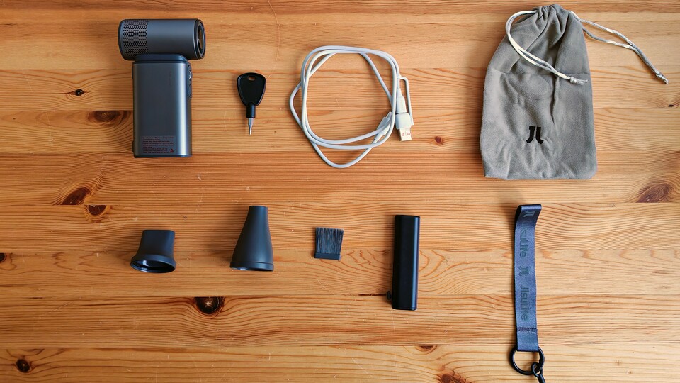 Der Lieferumfang zeigt: Mit dem Handventilator kann man sehr viel mehr machen, als sich bloß abzukühlen. (Bildquelle: Maxe S., GameStar)