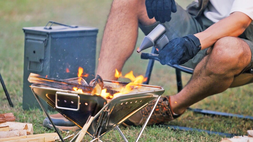 Ein starker Luftstrom bringt Holz oder Kohle richtig zum Glühen! Mit einem Düsen-Aufsatz konzentriert ihr den Luftstrom noch stärker!