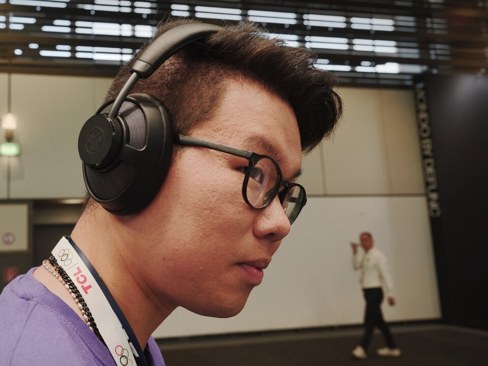 Linh und die Kollegen haben sich die JLab JBuds Open Wireless angesehen und ausprobiert. (Bildqulle: GameStar Tech)