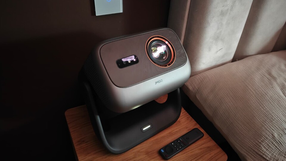 Mit dem voll integrierten Google TV 5.0 und den kräftigen Lautsprechern habt ihr euer komplettes Smart-Home-Kino in nur einem einzigen Gerät.
