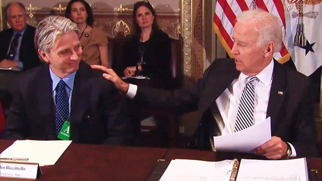 John Riccitiello (links) zusammen mit dem US-Vizepräsidenten Joe Biden: Der ehemalige CEO von Electronic Arts ist nun Chef von Unity Technologies.