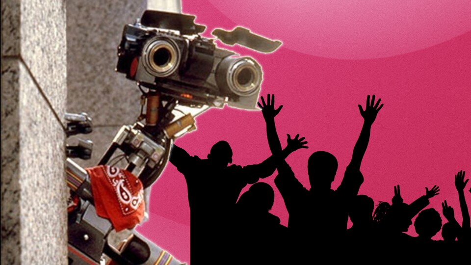 Johnny 5 mit seinem Erschaffer Ryan Howard. (Bild: BBC)