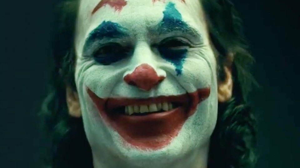So sieht Joaquin Phoenix als neuer Joker-Darsteller in der kommenden DC Comicverfilmung über seine Origin-Story aus. 