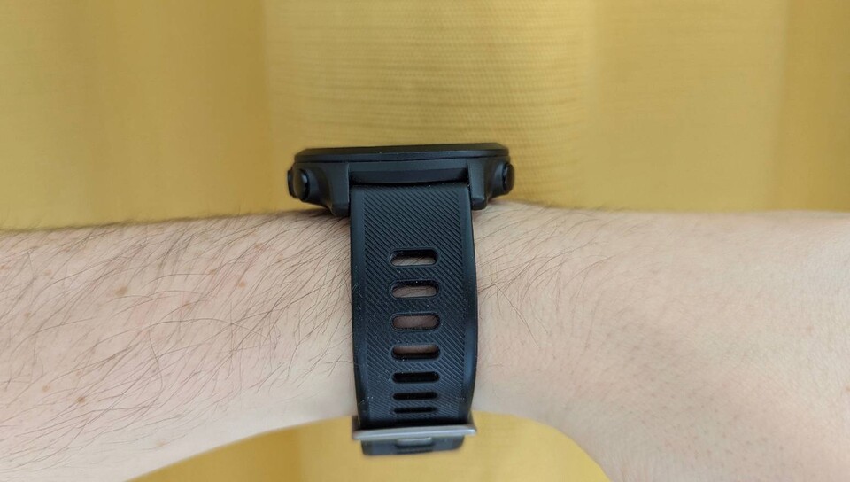 Auch bei schmaleren Handgelenken trägt die Uhr nicht allzu sehr auf. (Bildquelle: Jonas HermannGameStar Tech)