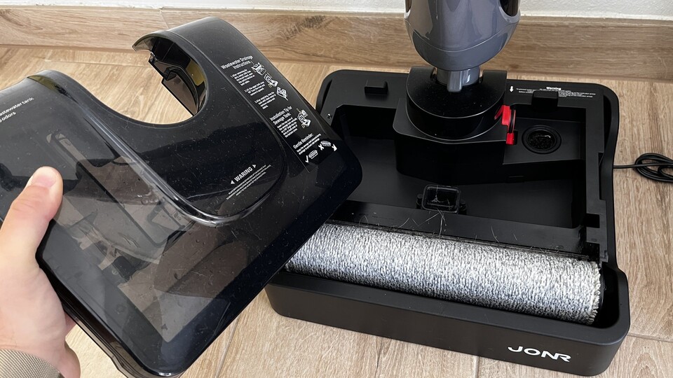 Der Schmutzwassertank lässt sich leicht abnehmen. Ebenfalls zu sehen: Das Gerät zieht Staub an wie ein Magnet.