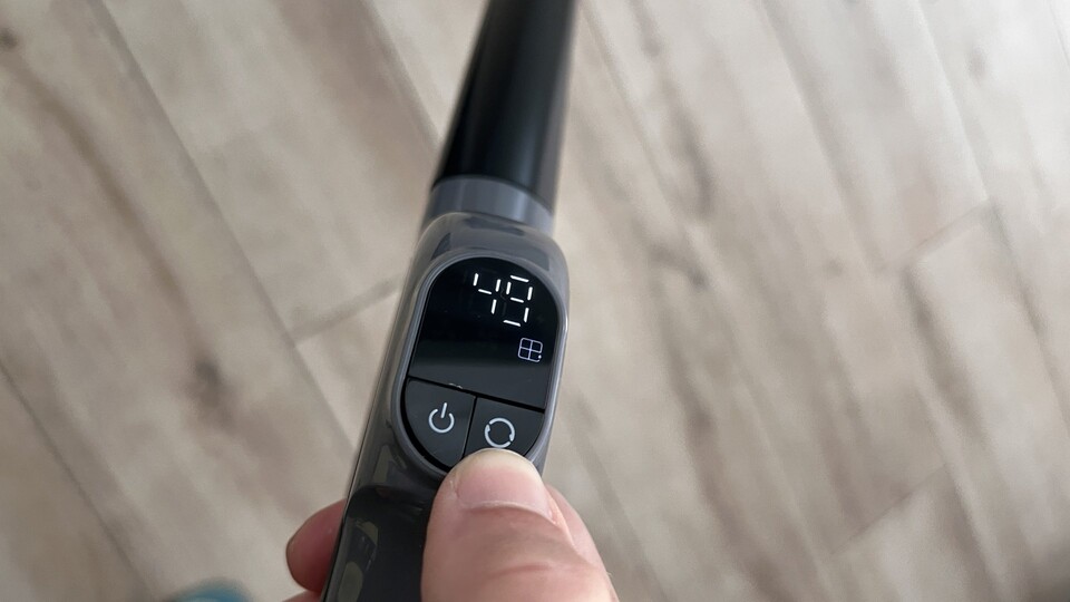 Modus und Batteriestand lassen sich am Display ablesen.