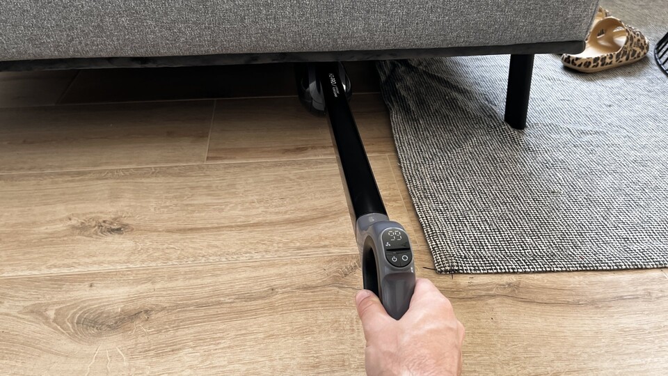 Der JONR H2 Pro lässt sich komplett flach auf den Boden legen, ohne an Reinigungsleistung einzubüßen.