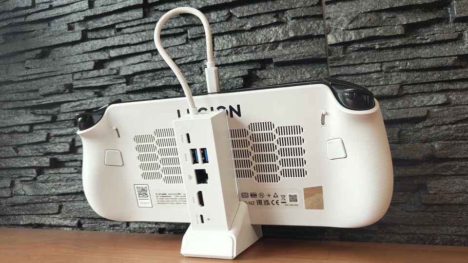 Dieser Dock ist gleichzeitig ein kompakter USB-Hub. Der quaderförmige Block kann aus der Basis entnommen werden.