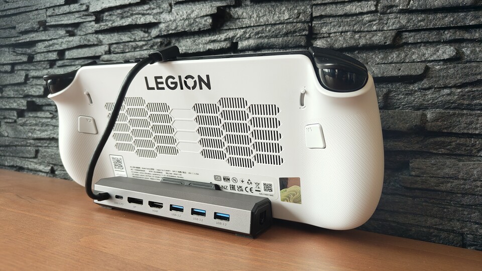 Hier seht ihr wie kurz das Kabel ist. Beim Lenovo Legion Go S reicht es gerade noch so. Für den Lenovo Legion Go nicht mehr.