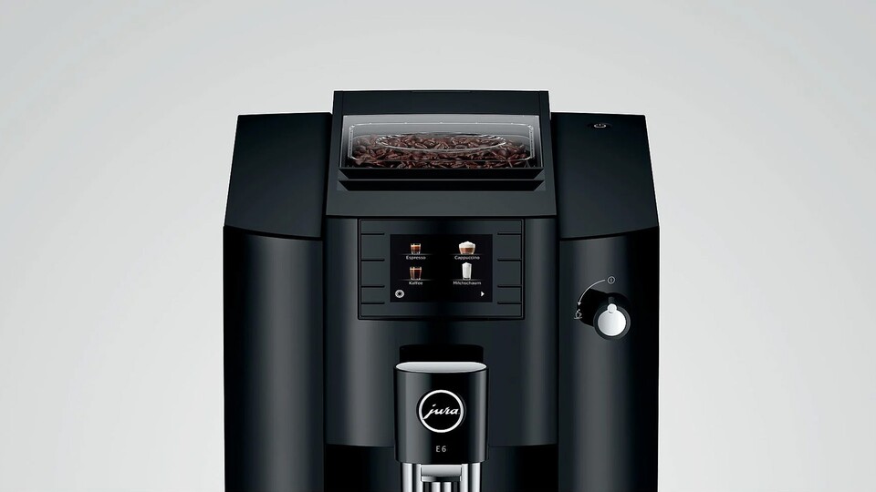 Neben der herkömmlichen Tastenbedienung könnt ihr die Jura E6 auch per J.O.E.-App ansteuern und eure bevorzugten Kaffeespezialitäten aus der Ferne zubereiten lassen!