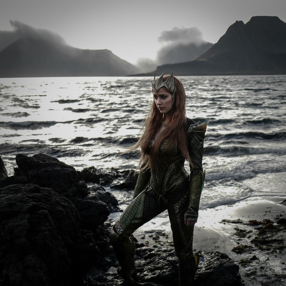 ... und hier ist Mera in Justice League, dargestellt von Amber Heard.