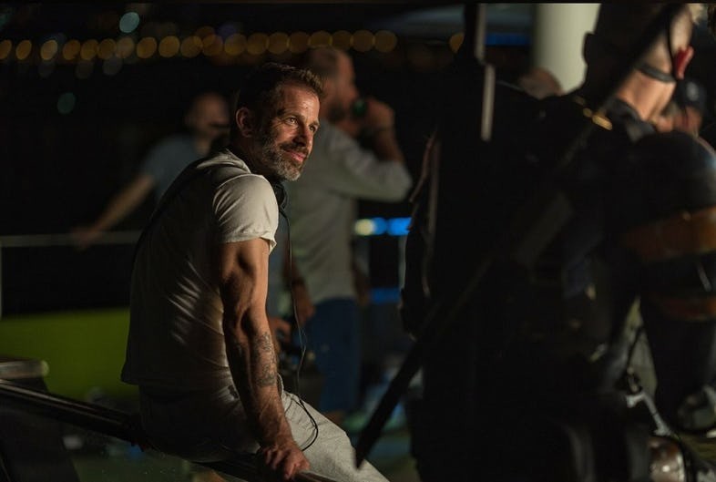 Zack Snyder bei den Dreharbeiten zu Justice League mit Joe Manganiello als Deathstroke.