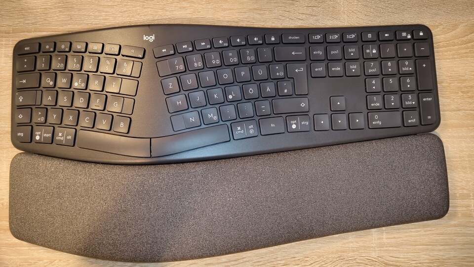 Die Logitech K860 fühlt sich wertig und robust an, obwohl sie aus Kunststoff besteht.