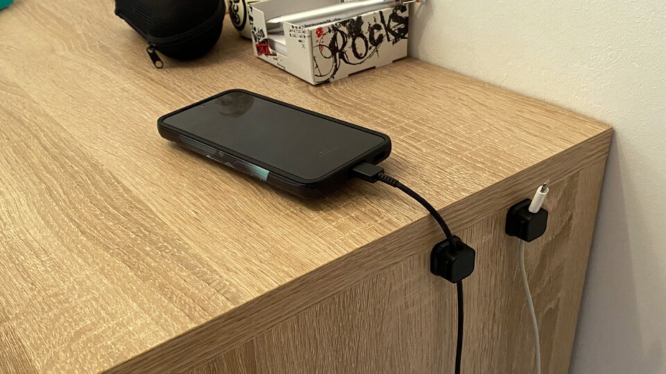 Wenn ich mein Handy laden will, ziehe ich es einfach hervor.