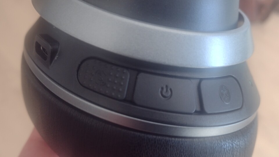 Die Bedienelemente der rechten Ohrmuschel von links nach rechts: Superhuman Hearing, On-Off-Knopf, Bluetooth.