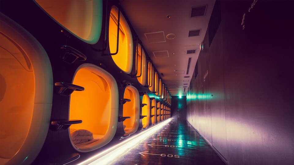 Kapselhotels wie dieses in Tokio sind vor allem Geschäftsreisende gedacht. (Bildquelle: Pawel Pajor - adobe.stock.com)