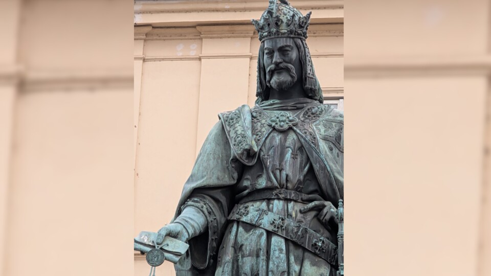 Die Statue findet ihr an der Karlsbrücke in Prag. Natürlich nur eine von vielen Abbildungen von Karl IV.