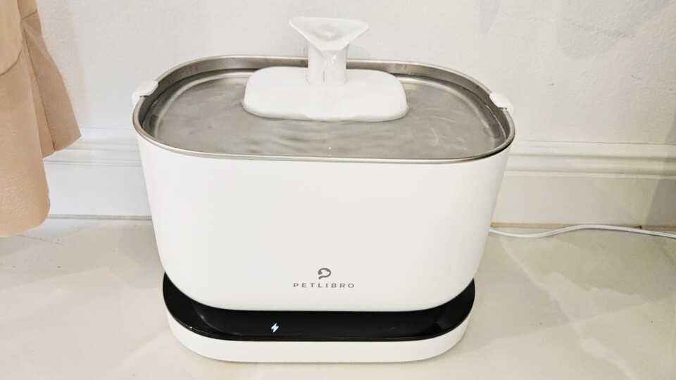 Der Brunnen ist kompakt und sieht dabei auch noch schick aus. Das Material ist hochwertig und besteht nicht aus billigem Plastik.