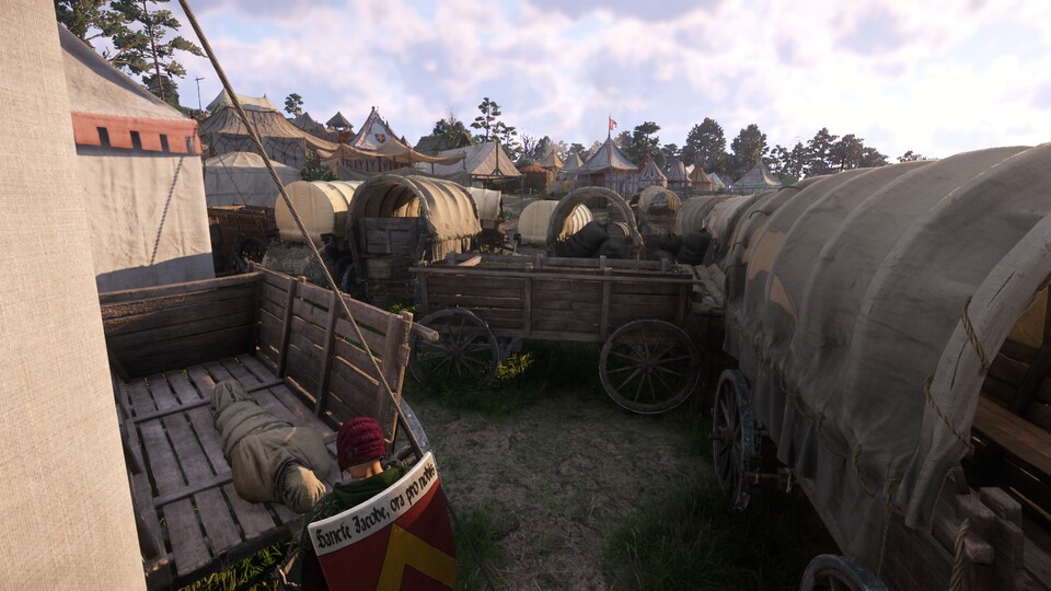 Wir schlängeln uns durch die Karren am Eingangstor bis wir am Ende den verstorbenen Peter finden.