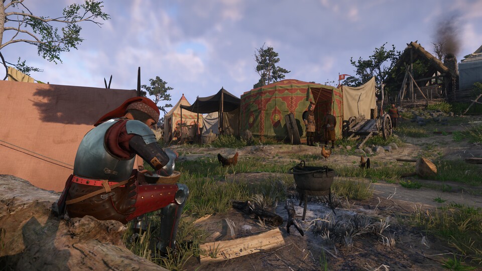 Lázló trägt rote Kleidung und bewegt sich in der Nähe des rotgrünen Zeltes am Lagereingang. 