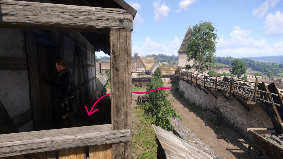 Der Weg zum Büro führt uns von der Mauer auf den Hof die Treppe hinauf.