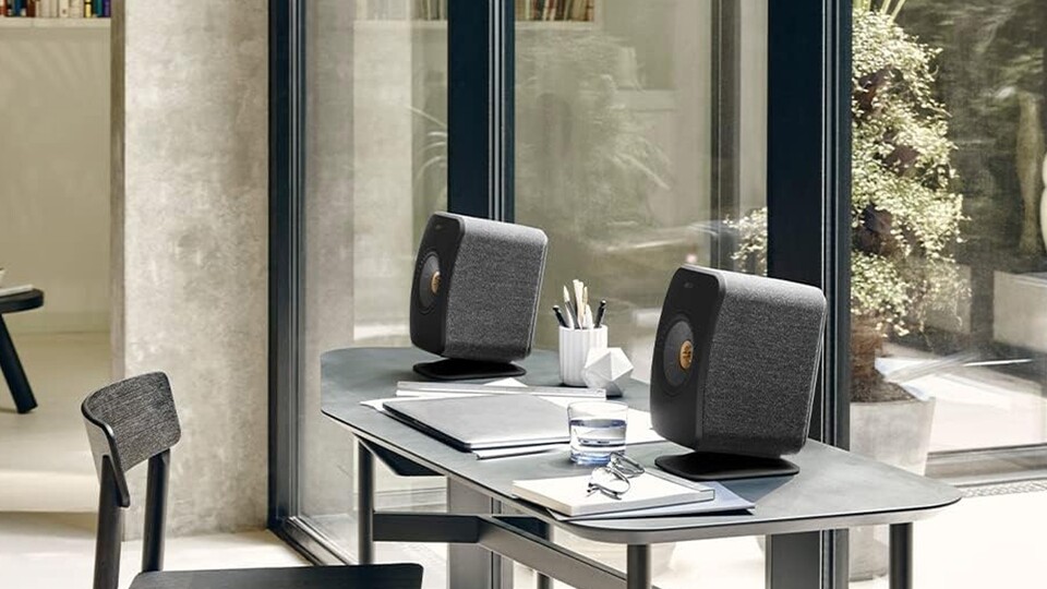 Egal ob auf dem Schreibtisch, dem Bücheregal oder neben dem Fernseher: Die LSX II liefern euch Sound fürs gesamte Zimmer.