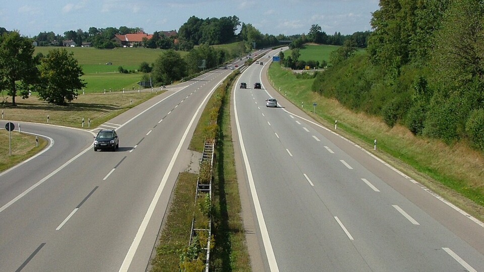Im Bild: Autobahn A7 nach Norden, bei Dietmannsried. (Bild-Quelle: Richard Mayer über Wikimedia Commons)