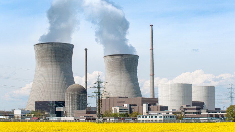 Ist der Gang zurück zur Atomkraft ein notwendiges Übel oder sollte man dieses Geld in den Ausbau erneuerbarer Energien und Energiespeicher setzen? (Bildquelle: Adobe Stockake1150)