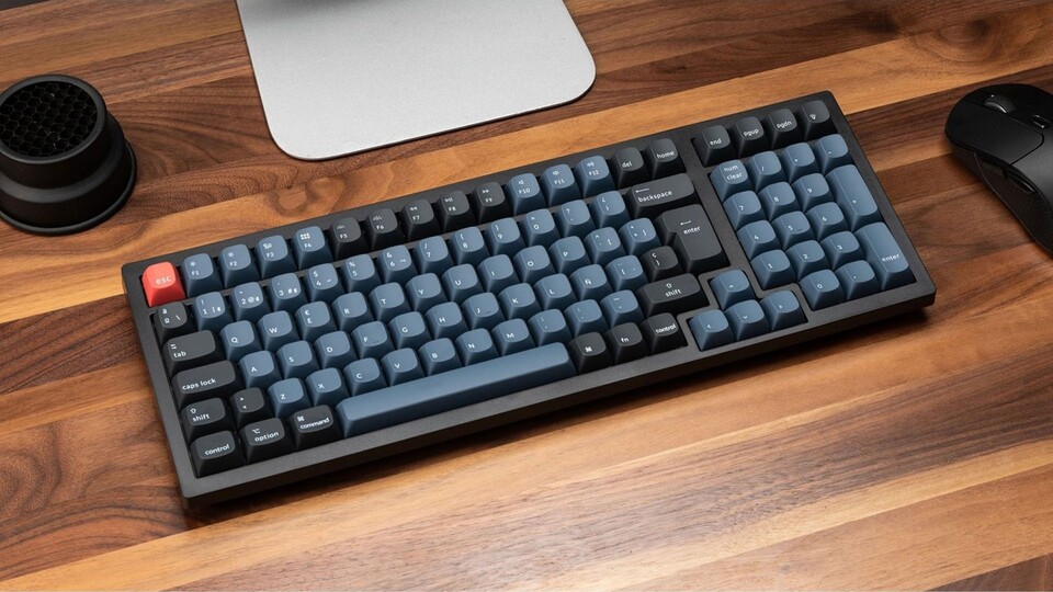 Die Keychron K4 Pro fügt sich elegant in jedes Setup ein. Auf Wunsch könnt ihr auch einfach eure eigenen Tastenkappen montieren.
