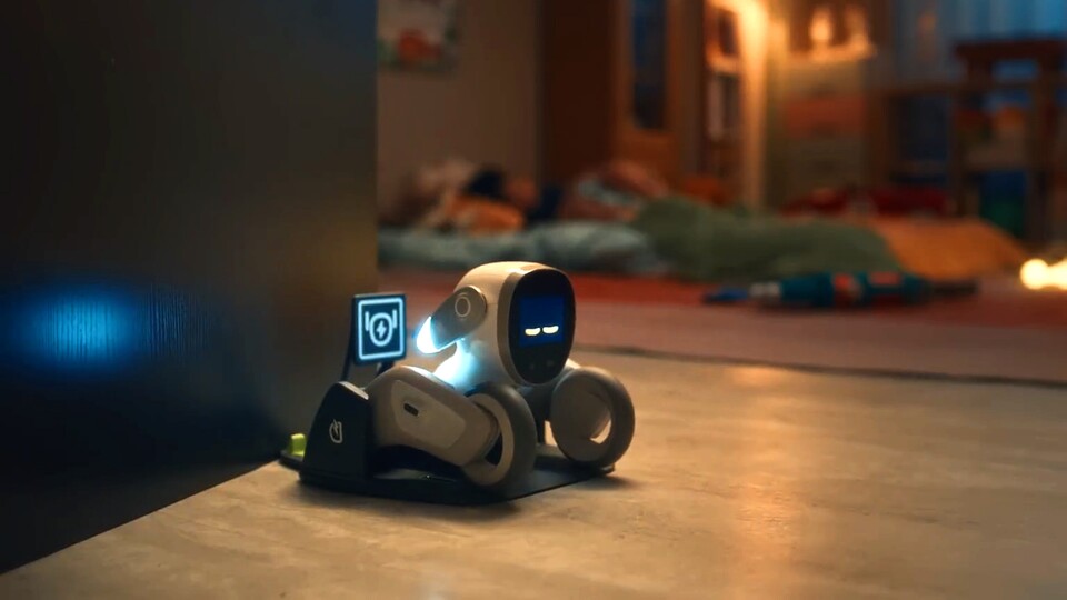 Loona also has to go to sleep. When the battery is low, she goes to the charging station independently to make a 