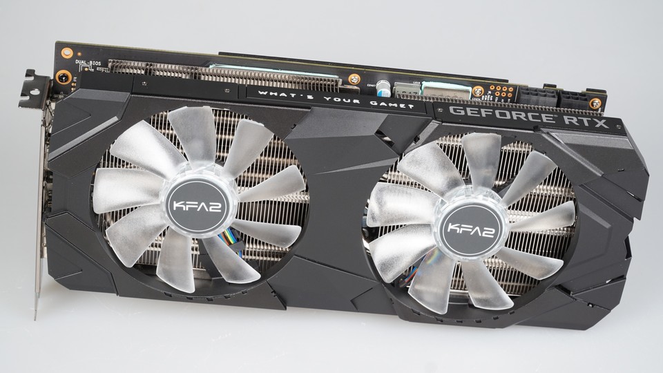 Die KFA2 Geforce RTX 2070 EX ist trotz guter Ausstattung und üppiger Kühlung ein vergleichsweise günstiges Custom Design.