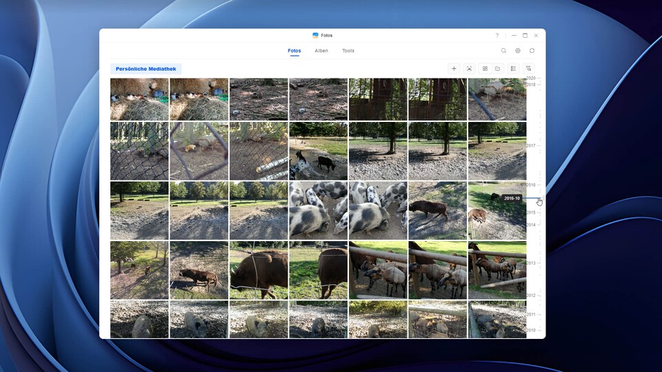 Die Foto-App der NAS liefert auch ganz ohne KI-Funktionen schon eine praktische Übersicht aller Bilder nach Jahr und Monat sortiert. Das Scrollen geht ruckzuck von der Hand, auch wenn kein SSD-Cache eingerichtet ist.