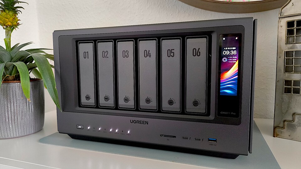 Auf das Display könnte ich persönlich locker verzichten, auch wenn es zugegebenermaßen schick aussieht. Es zeigt aber nur wenige Infos wie die Hardware-Auslastung an und ist daher in meinen Augen bloß eine Spielerei.