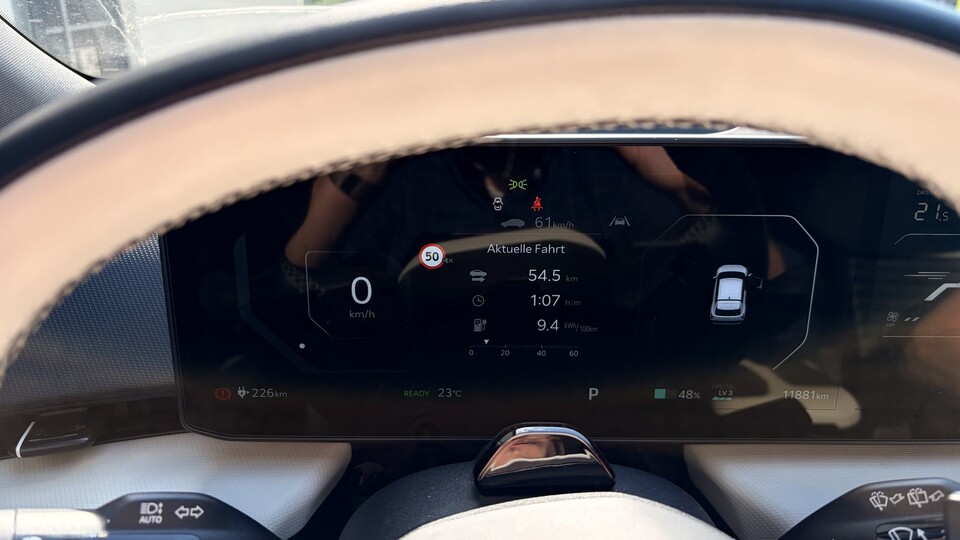 Auf dem Bild seht bihr nicht nur meinen sensationellen Verbrauch von unter 10 kWh auf 100 km, sondern auch die Rekuperationsstufe (unten rechts) – hier Stufe 3.