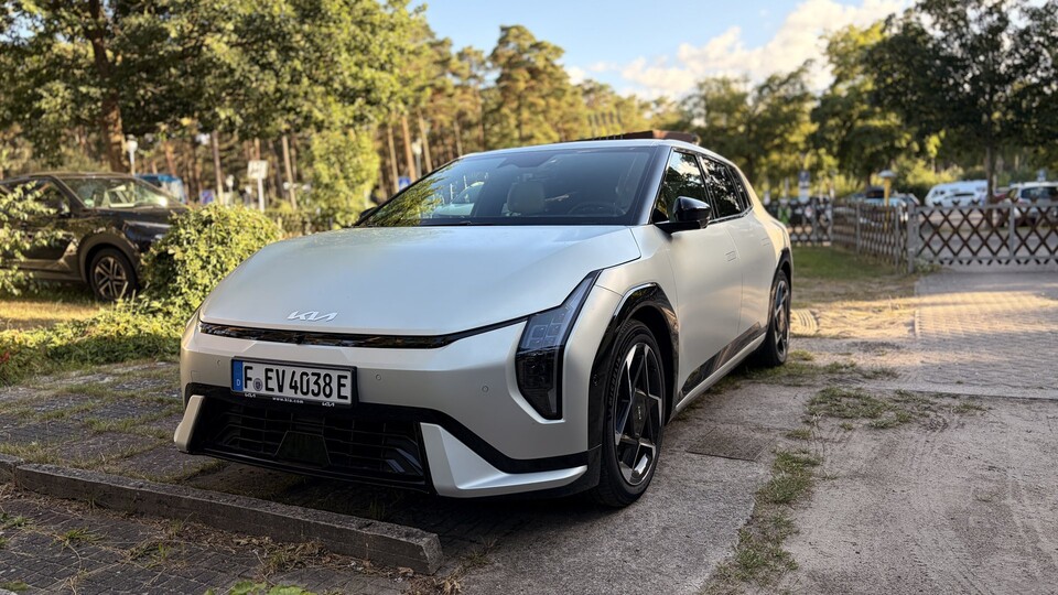 Der Kia EV4 in »Ivory«-Lackierung vor unserer Ferienwohnung auf Usedom.