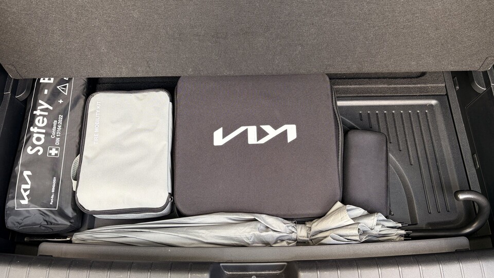Unter der Kofferraumklappe können kleinere Utensilien verstaut werden – darunter das Ladekabel in der Schutztasche.