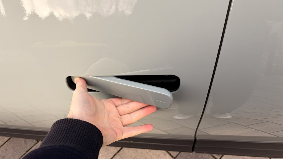 Eine Sache, die mich nervt: Die Türgriffe klappen für mich inutitiv genau falsch herum aus. Daran konnte ich mich erst am Ende der 2-Wochenm-Probefahrt gewöhnen.