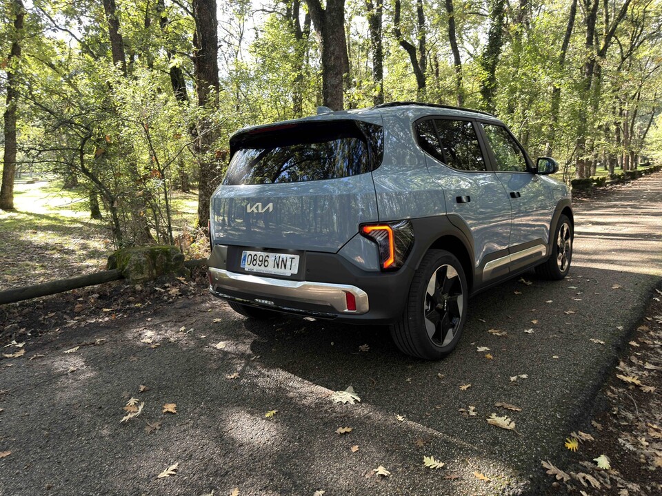 Der Kia EV2 ist klein und bietet dennoch genügend Platz.