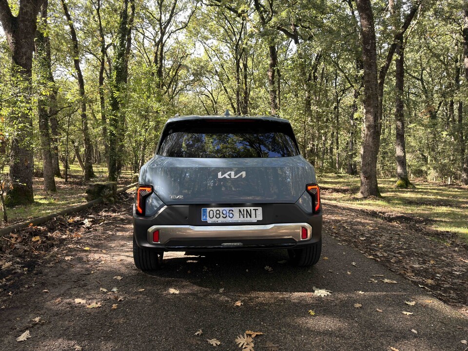 Der Kia EV2 von hinten.