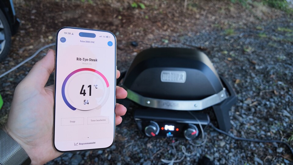 Der Grill läuft direkt am Kia EV5 und zeigt mir via App sogar an, wann mein Steak fertig ist.
