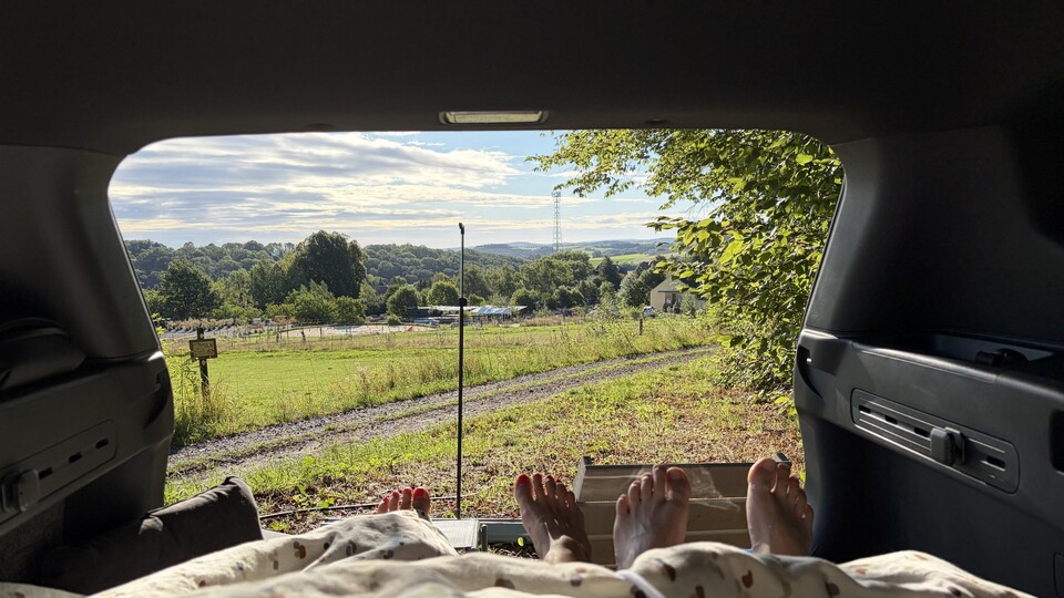 So einen Ausblick genießt man selten auf einem gewöhnlichen Campingplatz. Für eine entlegene Stelle wie hier nahe Liebstadt macht sich die V2L-Funktion bezahlt.
